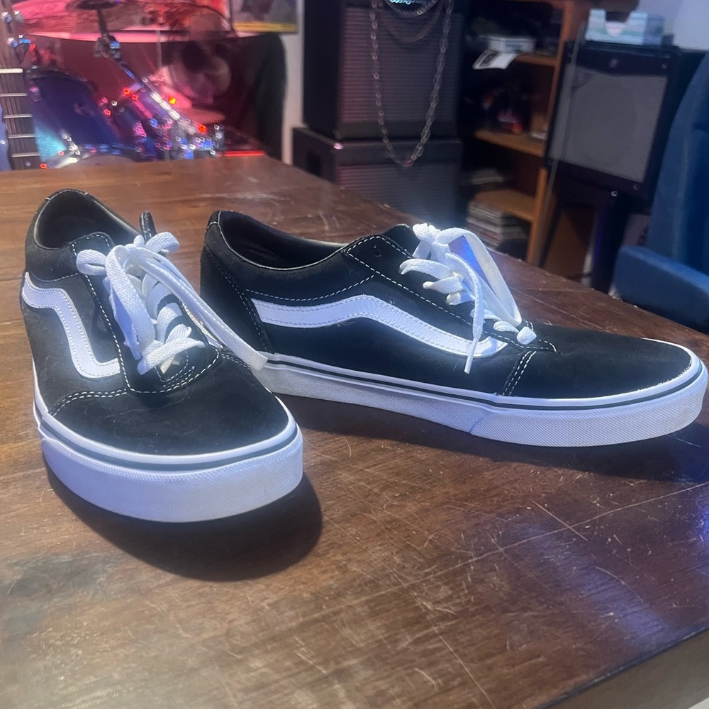 Vans men’s size 10 very good condition. Comes without original box and tags.